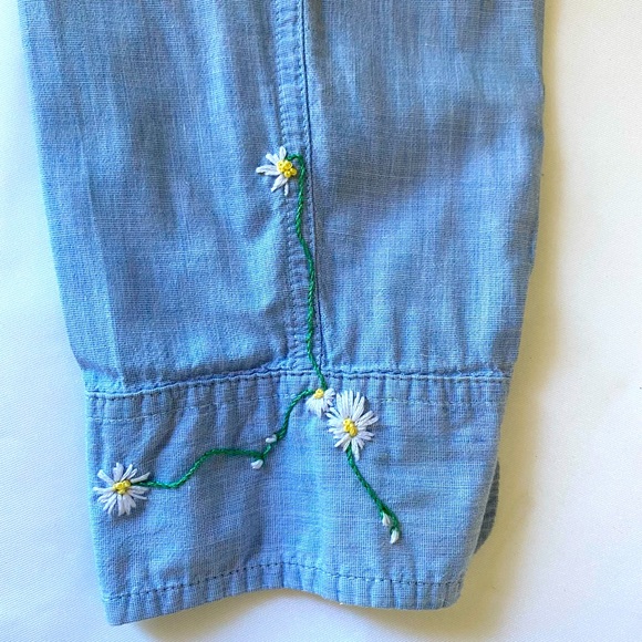 Hand embroidered daisy vine Gap light blue long sleeve shirt. Size M - Picture 2 of 7